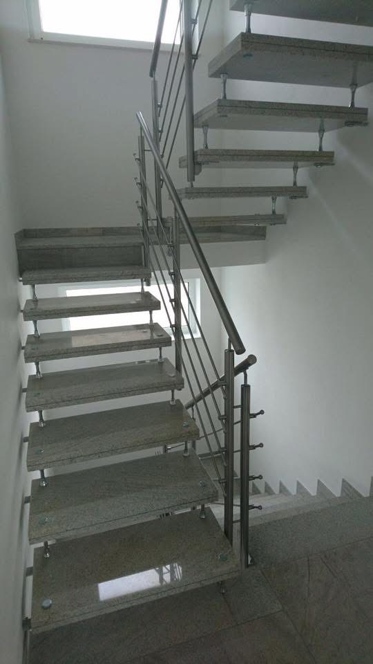 Freitragende Treppe – Granit · Edelstahl-Geländer
