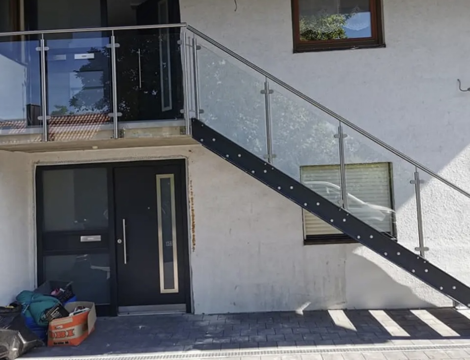 Treppe mit Glas – Stahltreppe · Glasbrüstung